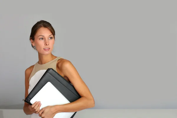 Красива бізнес-леді стоїть на сірому фоні — стокове фото
