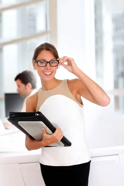 Geschäftsfrau mit Brille steht in Büros — Stockfoto