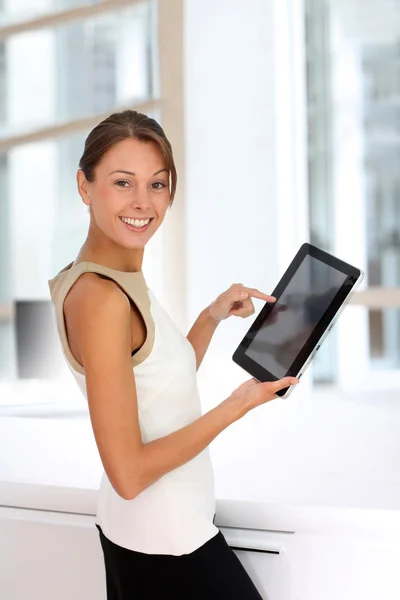 Femme d'affaires debout dans le bureau avec tablette numérique — Photo