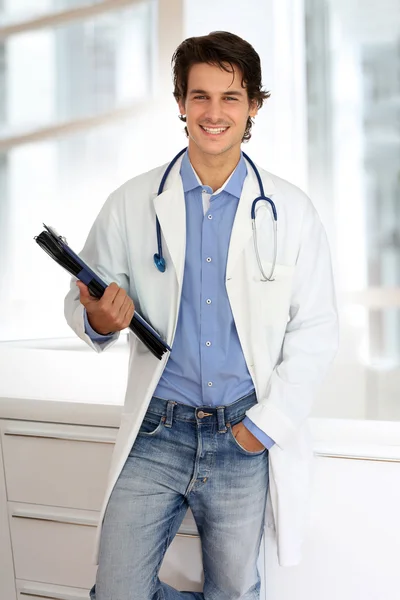 Wesoły student medycyny stojący w korytarzu szpitala — Zdjęcie stockowe