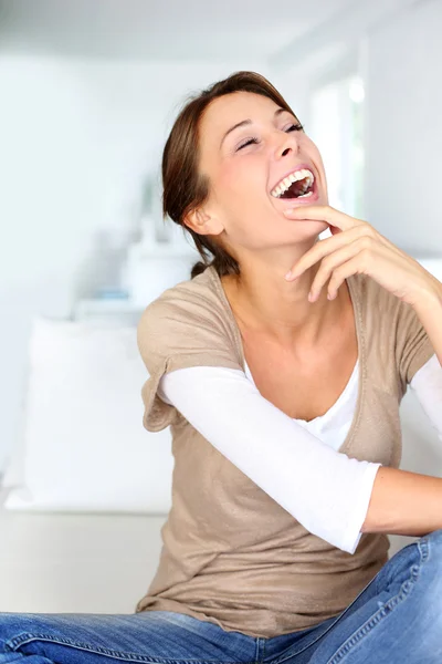 Joven alegre disfrutando de la vida — Foto de Stock