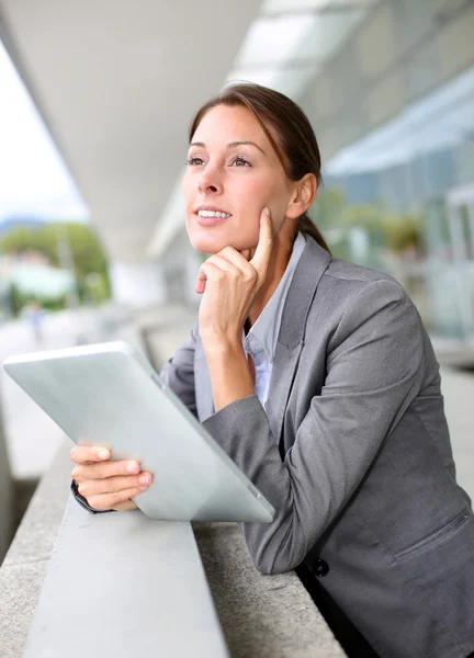 Femme exécutive debout à l'extérieur avec tablette numérique — Photo