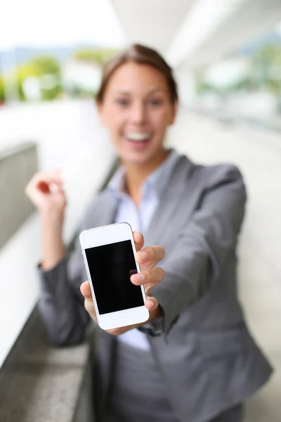 Closeup of smartphone screen hold by businesswoman — Stock Photo, Image