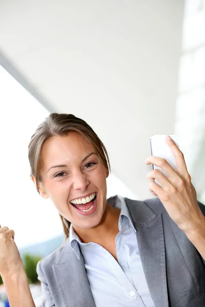 Succesvolle zakenvrouw met gelukkig look — Stockfoto