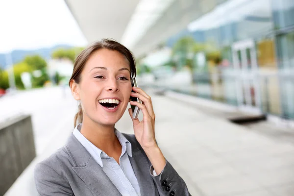 Vrolijke zakenvrouw glimlachen op de telefoon — Stockfoto