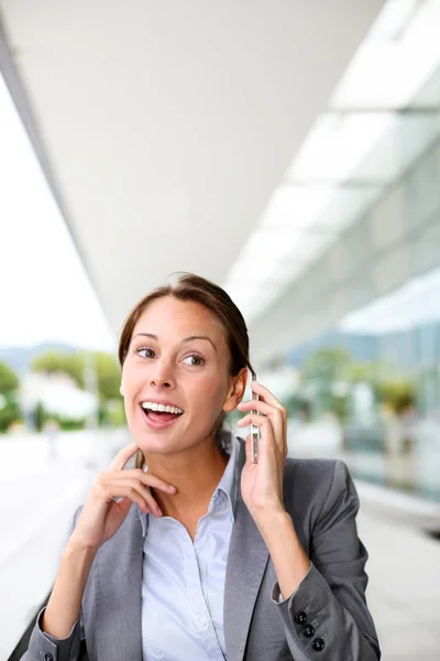 Mulher de negócios sorrindo falando no telefone celular — Fotografia de Stock