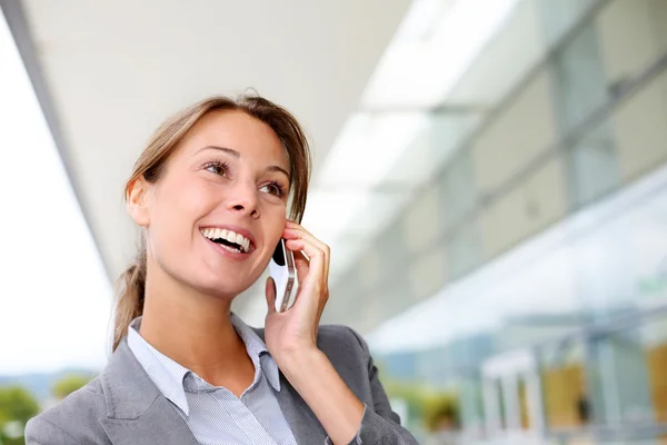 微笑着说话的移动电话上的女商人 — 图库照片