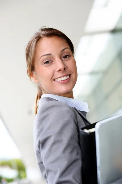 Portrait de belle femme d'affaires debout à l'extérieur du bâtiment — Photo