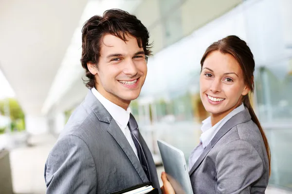 Successful business team standing outside — Stock Photo, Image