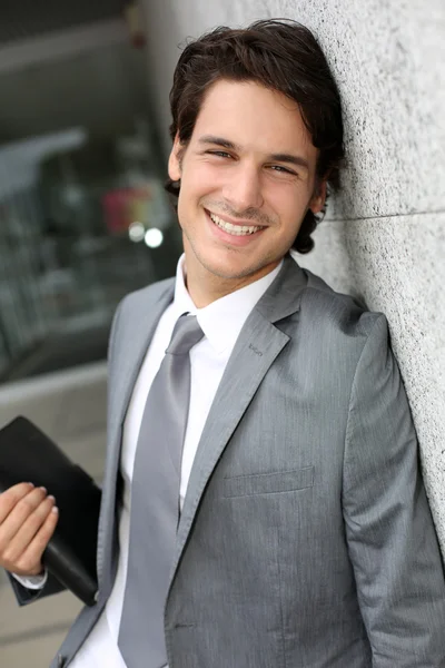 Primer plano del joven empresario apoyado en la pared — Foto de Stock