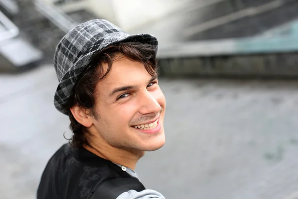 Retrato de jovem alegre em pé na rua — Fotografia de Stock