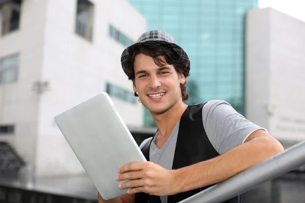 Trendiga studenten står utanför med digital tablet — Stockfoto