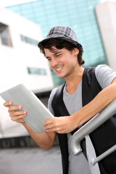 Modny student stojący poza z cyfrowy tablicowy — Zdjęcie stockowe