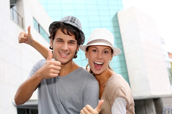 Amigos felizes mostrando polegares para cima — Fotografia de Stock