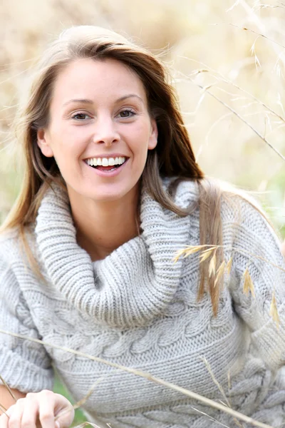 Belle femme debout dans le champ de campagne — Photo