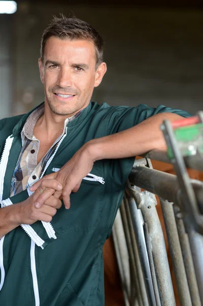 Retrato del pastor sonriente de pie en el granero — Foto de Stock