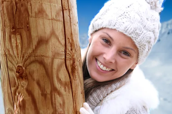 Vacker ung kvinna bära woolen kläder — Stockfoto