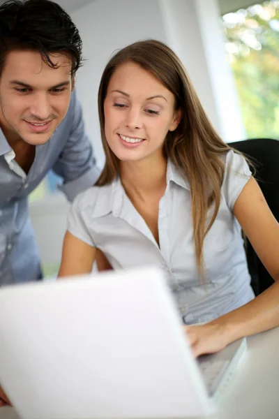 Business team working on laptop computer — Stock Photo, Image