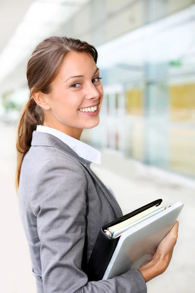 Portrait de belle femme d'affaires debout à l'extérieur du bâtiment Photos De Stock Libres De Droits