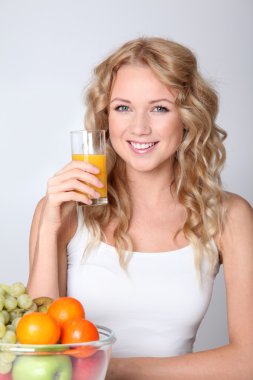 meyve suyu içme güzel sarışın kadın