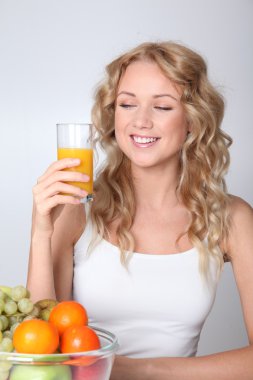 meyve suyu içme güzel sarışın kadın