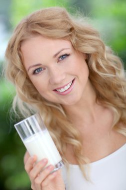 sarışın bir kadın taze süt içme