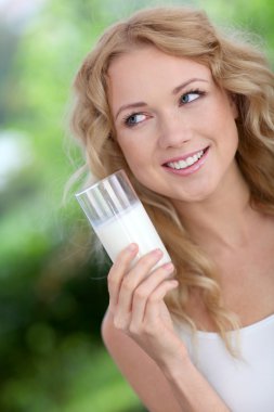 sarışın bir kadın taze süt içme