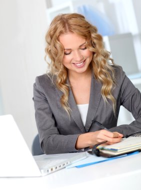 iş kadını ofiste gündemde yazılı