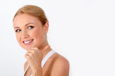 sarışın bir kadın baş gösteren gülümseyen