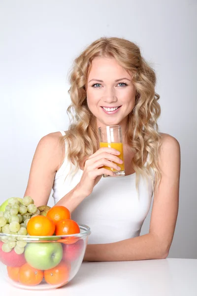 Mulher loira bonita bebendo suco de frutas — Fotografia de Stock