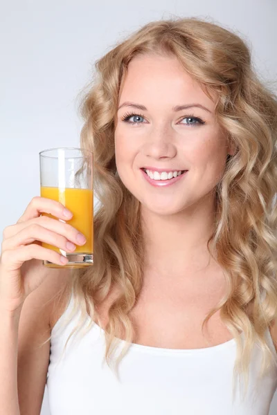 Mujer rubia bebiendo jugo de naranja —  Fotos de Stock