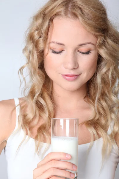 Blonde vrouw verse melk drinken — Stockfoto