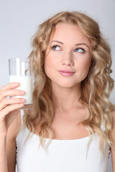 Blonde vrouw verse melk drinken — Stockfoto