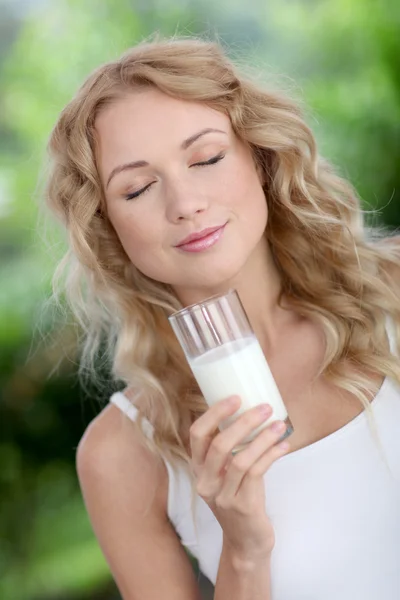 Blonde vrouw verse melk drinken — Stockfoto