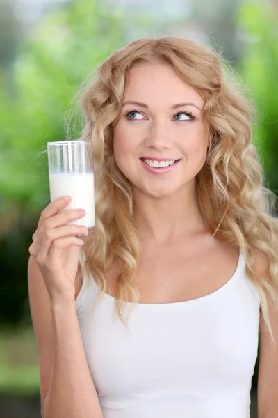 Blonde vrouw verse melk drinken — Stockfoto