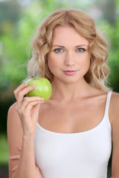 Ritratto di bella donna che mangia mela verde — Foto Stock