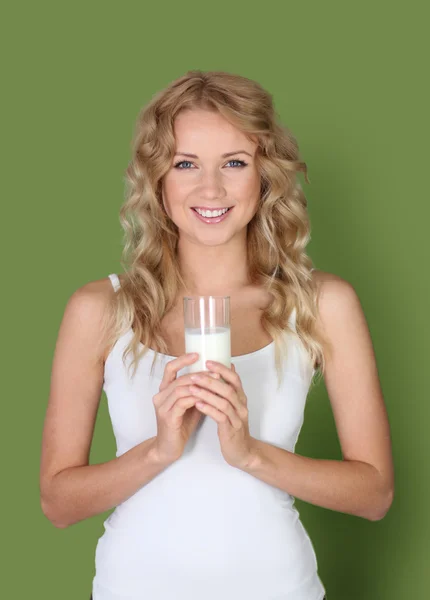 Портрет женщины, держащей стакан молока — стоковое фото