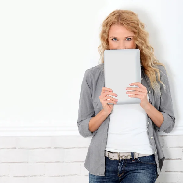 Piękna nowoczesna kobieta za pomocą cyfrowego tabletu — Zdjęcie stockowe
