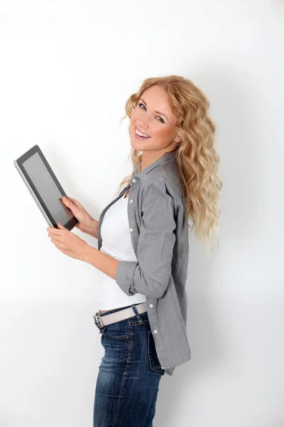 Schöne Frau mit elektronischem Tablet — Stockfoto