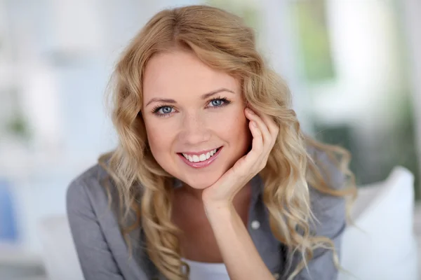 Porträtt av vacker blond kvinna avkopplande hemma — Stockfoto