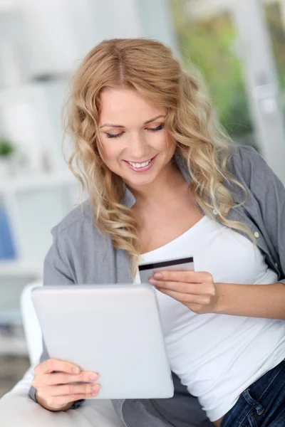 Mulher loira fazendo compras on-line com tablet digital — Fotografia de Stock