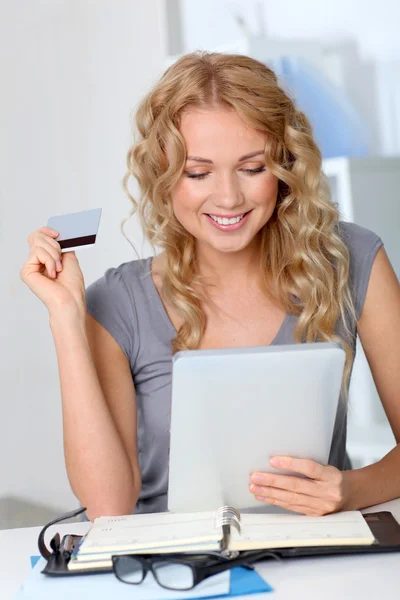 Mulher bonita fazendo compras on-line no escritório — Fotografia de Stock