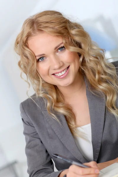 Portret van mooie blonde zakenvrouw in office — Stockfoto