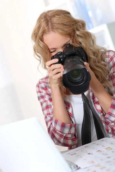 Fotograf blickt auf Fotokamera — Stockfoto