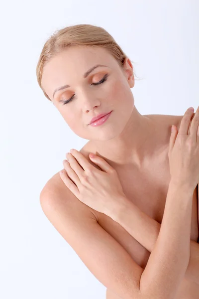 Mooie vrouw het verzorgen van haar huid — Stockfoto