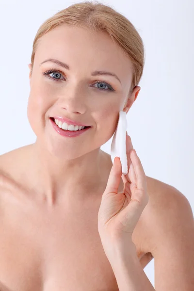 Ritratto di bella donna che rimuove il trucco — Foto Stock