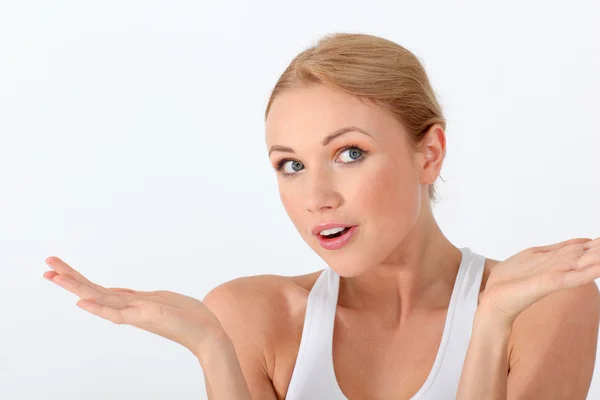 Porträt einer schönen blonden Frau mit fragendem Blick — Stockfoto