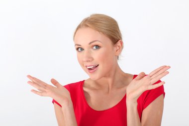 sürpriz bir görünüm ile kırmızı gömlekli kadın portresi