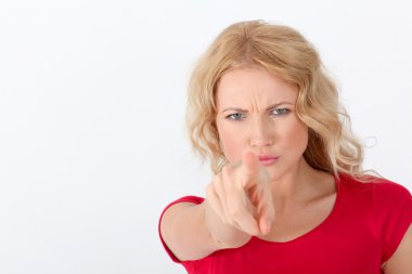 kamera işaret eden kırmızı gömlekli sarışın kadın