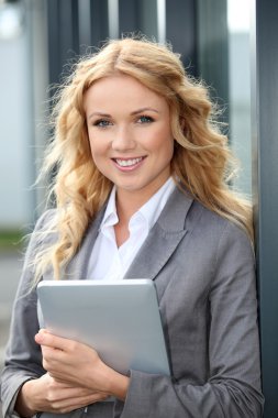 Elektronik tablet ile ayakta dışında iş kadını